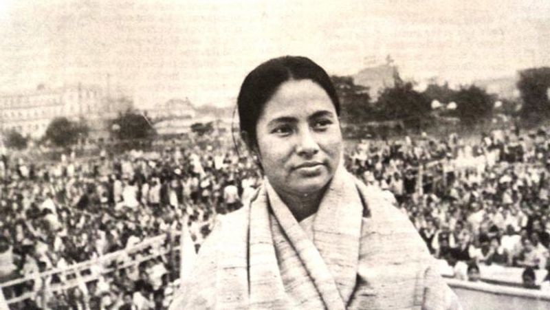 <p>1992 में ममता बनर्जी ने यूथ कांग्रेस नेता के तौर पर इसी 'ब्रिगेड परेड ग्राउंड' से माकपा को बंगाल से उखाड़ फेंकने का ऐलान किया था। अब बता दें कि 2014 में प्रधानमंत्री बनने से पहले भी मोदी इसी मैदान में एक सभा ले चुके हैं।</p>