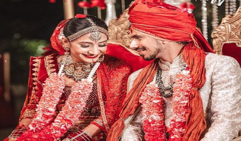 युजवेंद्र चहल-धनश्री
RCB के युजवेंद्र चहल ने पिछले साल दिसंबर में धनश्री से शादी की थी। लॉकडाउन के दौरान उन्होंने सगाई की और फिर शादी। चहल की वाइफ मशहूर कोरियोग्राफर हैं और यूट्यूबर भी। दोनों अभी मालदीव्स में छुट्टियां मना रहे हैं। चहल 12 मार्च से इंडिया-इंग्लैंड ट्वेंटी-ट्वेंटी सीरीज में हिस्सा लेंगे।
