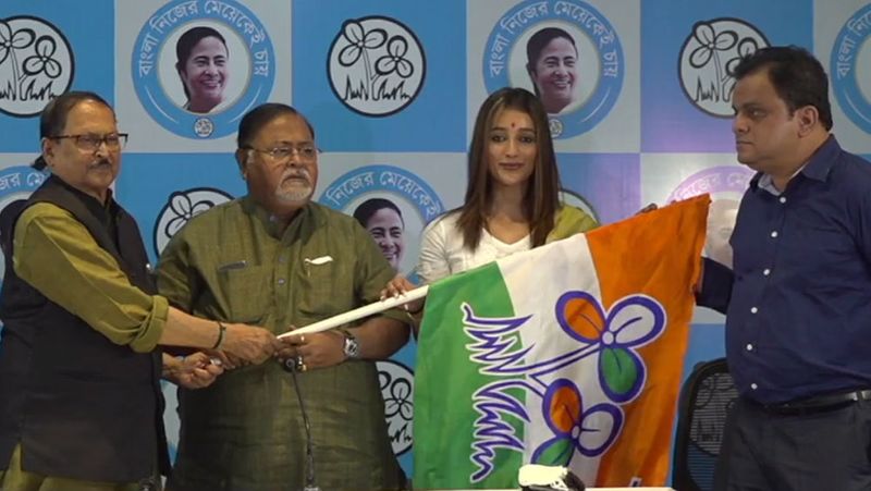 <p>একুশের বিধানসভা ভোটে টিএমসি-র অন্যতম তারকা প্রার্থী সায়ন্তিকা ব্যানার্জি। বাঁকুড়া জেলার বিধানসভা আসন থেকেই লড়ছেন তনুশ্রী।</p>