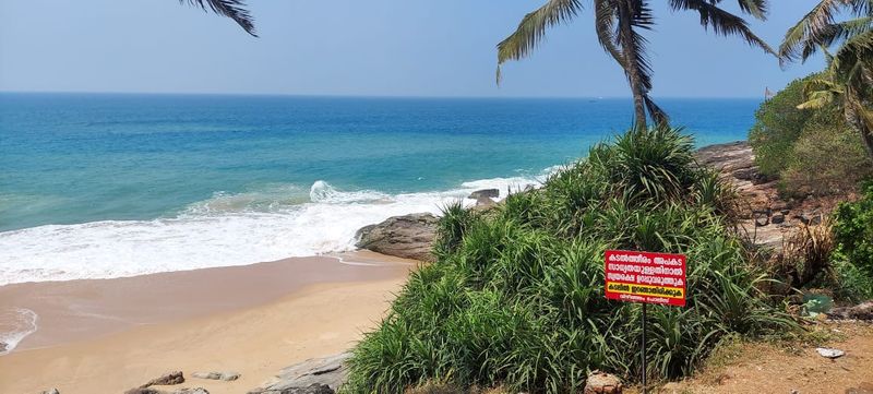 <p>കണ്ടാൽ ശാന്തമായി കിടക്കുന്ന കടലില് അപ്രതീക്ഷിതമായി ആർത്തിരമ്പി വരുന്ന തിരമാലകളാണ് പലപ്പോഴും ജീവന് അപഹരിച്ച് പോകുന്നത്. കടലിന്റെ അപ്രതീക്ഷിതമായ ആക്രമണത്തിൽ നല്ല നീന്തൽ അറിയാവുന്നവർക്ക് പോലും പിടിച്ച് നിൽക്കാനാവില്ലെന്ന് പ്രദേശത്തെ മത്സ്യതൊഴിലാളികൾ പറയുന്നു. </p>