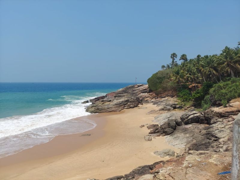 <p>കഴിഞ്ഞ സെപ്റ്റംബറിൽ അടിമലത്തുറ സ്വദേശികളായ നാല് പേരുടെ ജീവനാണ് ഇവിടെ പൊലിഞ്ഞത്. അതിൽ ഒരാളുടെ മൃതദേഹം ഇനിയും കണ്ടെത്താനായിട്ടില്ല. ഇക്കഴിഞ്ഞ ജനുവരിയിൽ ഇവിടെ കടലിൽ കുളിക്കാൻ ഇറങ്ങിയ കൊല്ലം ചടയമംഗലം സ്വദേശിയായ യുവാവിന്റെ ജീവനും നഷ്ടപ്പെട്ടു. കഴിഞ്ഞ തിങ്കളാഴ്ച രാവിലെ തിരയിൽപ്പെട്ട് രണ്ട് യുവാക്കളുടെ ജീവൻ നഷ്ടമായതാണ് അവസാനത്തെ സംഭവം. </p>