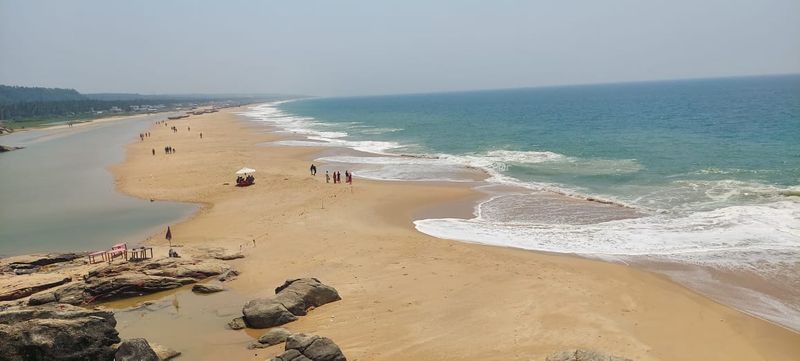 <p>ഉയരമുള്ള പാറകൂട്ടങ്ങളാൽ ചുറ്റപ്പെട്ട വിശാലമായ തീരം സഞ്ചാരികളുടെ മനം മയക്കും. വിശാലമായ മണൽപ്പരപ്പില് ശാന്തമായ തിരയിളക്കം കണ്ട് ഉല്ലസിച്ച് നടക്കുന്നവർ പതിയിരിക്കുന്ന അപകടം അറിയാതെ കടലിലിറങ്ങുന്നത് ചതിക്കുഴികള് പതിയിരിക്കുന്ന തിരയിലേക്കാകും. </p>