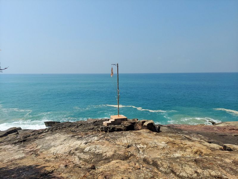 <p>മുന്നറിയിപ്പ് ബോർഡുകൾ സ്ഥാപിച്ച്, കോസ്റ്റൽ വാർഡന്മാരുടെ സേവനവും പൊലീസ് എയ്ഡ് പോസ്റ്റും ഉടനടി ഇവിടെ നടപ്പിലാക്കിയില്ലെങ്കിൽ ഇനിയും കൂടുതൽ ജീവനുകൾ ഇവിടെ പൊലിയുമെന്നും നാട്ടുകാര് പറഞ്ഞു. ഇതിന് മുമ്പ് പല തവണ ഈ ആവശ്യങ്ങൾ ഉയർന്നെങ്കിലും ബന്ധപ്പെട്ട അധികൃതർ നടപടിയെടുക്കാന് തയ്യാറാകാത്തതിനാല് അപകടങ്ങള് തുടര്ക്കഥയാകുന്നു. ഇതോടൊപ്പം സ്ഥലത്തിന്റെ നിഗൂഢമായ പ്രത്യേകത കാരണം ഇവിടെ ലഹരി മാഫികള് പിടിമുറുക്കുന്നതായും നാട്ടുകാര് പറയുന്നു. പാറകൂട്ടങ്ങൾക്ക് ഇടയിലെ ചെറിയ ഗുഹ പോലുള്ള പ്രദേശവും ഇതിന് സമീപത്തെ പാറ ഇടുക്കുകളുമാണ് സാമൂഹ്യവിരുദ്ധരുടെ പ്രധാന താവളം. എന്നാല് ഇവര്ക്കെതിരെ പൊലീസ് നടപടിയുണ്ടാകുന്നില്ലെന്നും നാട്ടുകാര് ആരോപിച്ചു. </p>