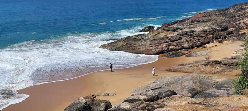 <p>എന്നാല് വൈകീട്ട് ആറരയോടെ സൂര്യന് അസ്തമിക്കുകയും ഇവിടെ പെട്ടെന്ന് ഇരുള് പരക്കുകയും ചെയ്യുന്നതോടെ കടലില് തിരകള്ക്ക് ശക്തി കൂടും. ഇതോടെ സെല്ഫികളെടുക്കാന് പാറക്കെട്ടുകളില് നില്ക്കുന്നവര് കാല് തെന്നിയും മറ്റും പാറകളിലടിച്ച് കടലില് വീണാണ് അപകടങ്ങളുണ്ടാകുന്നത്.</p>