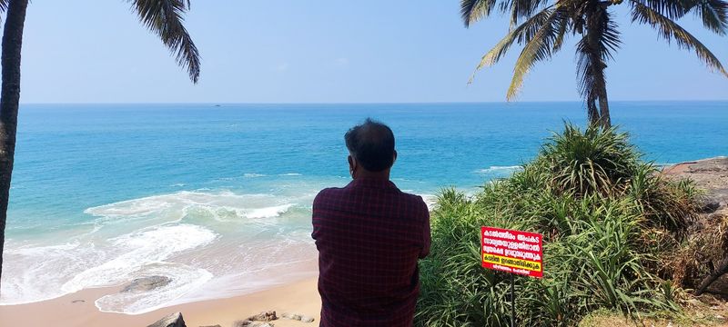 <p>ക്ഷേത്ര ദർശനം കഴിഞ്ഞ് ക്ഷേത്രത്തിന് വടക്ക് ഭാഗത്തെ തെങ്ങിന് തോപ്പിലൂടെ, കാഴ്ചയ്ക്ക് സുന്ദരമായ പറക്കെട്ടുകളിലേക്ക് ആളുകള് ഇറങ്ങുന്നതാണ് അപകടത്തിന് പ്രധാന കാരണം. കടലിലേക്ക് നീണ്ട് കിടക്കുന്ന പാറക്കെട്ടുകള്ക്കിടെ ആഞ്ഞടിക്കുന്ന കടല് വൈകുന്നേരങ്ങളില് ശാന്തമായി കിടക്കുന്നത് കണ്ടാകും സഞ്ചാരികള് കടല് തീരത്തേക്കിറങ്ങുക. </p>