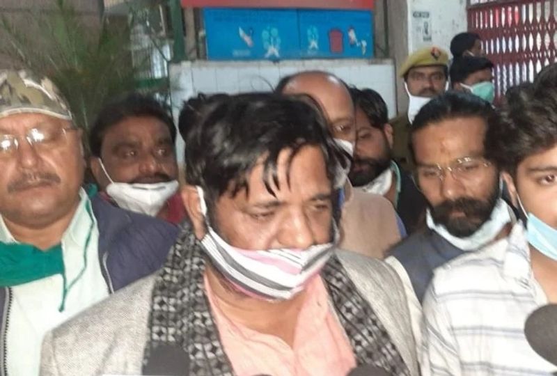 सांसद ने कहा कि, मेरी मुलाकात भी हॉस्पिटल में हुई थी। हॉस्पिटल से डिस्चार्ज होने के बाद उसने बताया कि मैं घर जा रहा हूं। लेकिन, अभी घर नहीं पहुंचा है। कहां गया हैं अभी बताया भी नहीं।
