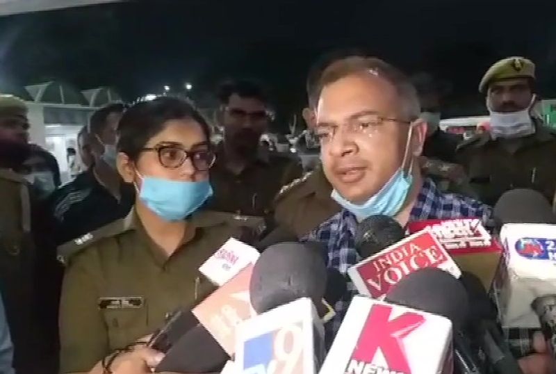 सांसद कौशल किशोर का कहना है कि, हम चाहते हैं कि कोई भी निर्दोष नहीं फंसे इसलिए तहरीर नहीं दी हैं। जैसे जांच हो जाएगी तहरीर दी जाएगी। पुलिस जांच करें जैसा चाहेगी वैसा जांच करेगी। 