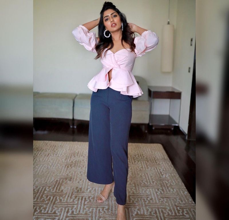 ఇందులో ఈషా రెబ్బా పోజులకు మాత్రం నెటిజన్లు పిచ్చెక్కిపోతున్నారు. ఆమె చూపులు తమ గుండెల్లో గుచ్చుకుంటున్నాయంటున్నారు. ఈషా సో హాట్ అంటూ, బార్బీ డాల్, బేబీ గర్ల్ అంటూ కామెంట్ చేస్తున్నారు.