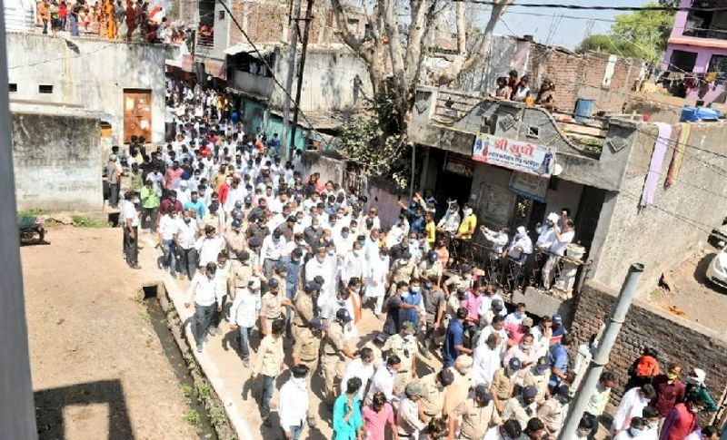 5 फरवरी को मप्र के मुख्यमंत्री शिवराज सिंह चौहान भोपाल के चिरायु अस्पताल में उन्हें देखने पहुंचे थे। उनकी हालत में सुधार होता न देखकर एयर एम्बुलेंस से मेदांता शिफ्ट किया गया था। लेकिन जब सीएम को पता चला की नंदू भैया नहीं रहे तो उन्होंने अपने साथी के साथ की फोटो शेयर करके लिखा कि लोकप्रिय जननेता नंदू भैया, हम सबको छोड़कर चले गए। हमारे सब प्रयास विफल हुए।
