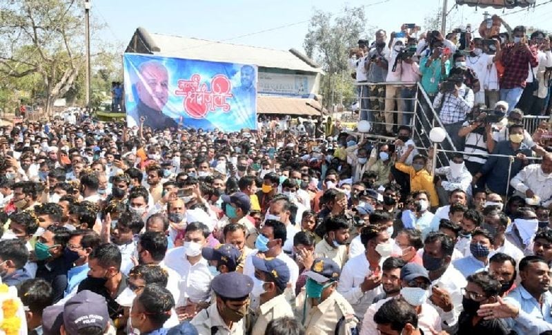 पिछले साल नवंबर में हुए उपचुनाव में नंदकुमार काफी सक्रिय थे। खासकर निमाड़ क्षेत्र में उनकी पैठ काफी अच्छी थी। उन्हें नेपानगर और मांधाता सीटों पर भाजपा को जिताने की जिम्मेदारी सौंपी गई थी। इसमें वे सफल रहे थे। 17वीं लोकसभा के सदस्य नंदकुमार सिंह का बंगला और शिवराज सिंह का बंगला अगल-बगल में है।