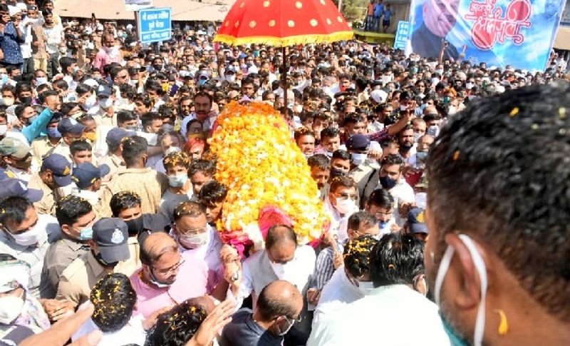 नंदू भैया के अंतिम संस्कार में शामिल होने के लिए मंत्री कमल पटेल, गोपाल भार्गव, संजय पाठक, गिरीश गौतम (विधानसभा अध्यक्ष), प्रेम सिंह पटेल, तुलसी सिलावट, उषा ठाकुर, डॉक्टर मोहन यादव और डॉक्टर अरविंद सिंह भदौरिया और भाजपा के कई वारिष्ठ नेता शामिल हुए।
