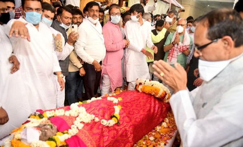 सांसद के अंतिम यात्रा में मध्यप्रदेश सरकार के आठ मंत्री और विधानसभा अध्यक्ष भी शामिल हुए। मध्य प्रदेश भाजपा अध्यक्ष वीडी शर्मा ने कहा नंदू भैया की कमी कोई पूरी नहीं कर सकता, उन्होंने अपना सम्पूर्ण जीवन जनसेवा के लिए समर्पित कर दिया। ईश्वर उन्हें अपने श्रीचरणों में स्थान दें एवं शोकसंत्पत परिजनों को इस वज्रपात को सहन करने की शक्ति दें।
