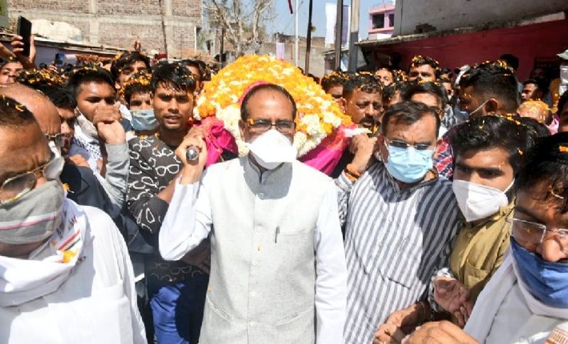 शिवराज सिंह अपने साथी नंदकुमार सिंह चौहान को प्यार से नंदूभैया कहकर पुकारते थे। अंतिम दर्शन करने के बाद सीएम ने कहा नंदूभैया ने अपना सम्पूर्ण जीवन जनता की सेवा और क्षेत्र के विकास में न्योछावर कर दिया। ईश्वर उनकी आत्मा को अपने श्रीचरणों में स्थान दें, मैं यही प्रार्थना करता हूँ। अत्यंत हृदय विदारक और दुःखद क्षण है। बहुत दुःखी मन से नंदूभैया की अर्थी को कंधा दिया है। नंदूभैया आप जहांभी रहो, सदा हंसते-मुस्कुराते रहना और बच्चों को आशीर्वाद देते रहना। आपकी कमी हम सभी को हमेशा खलेगी।