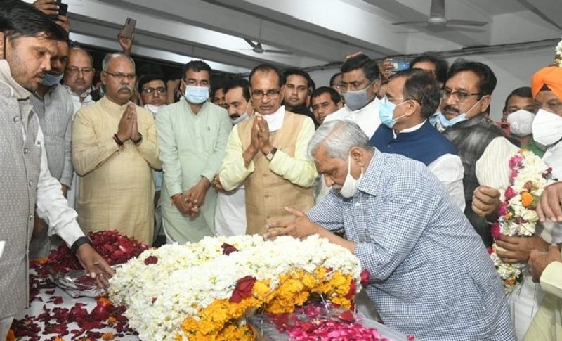 सांसद नंद कुमार चौहान का कल मंगलवार को पार्थिव शरीर देर शाम भोपाल पहुंचा था। जहां उनके अंतिम दर्शन करन के लिए पूर्व मुख्यमंत्री कमलनाथ समेत कांग्रेस के तमाम नेता पहुंचे हुए थे। तमाम बीजेप के सभी नेता और कार्यकर्ता भी नंदू भैया को श्रद्धांजलि देने उमड़े थे।