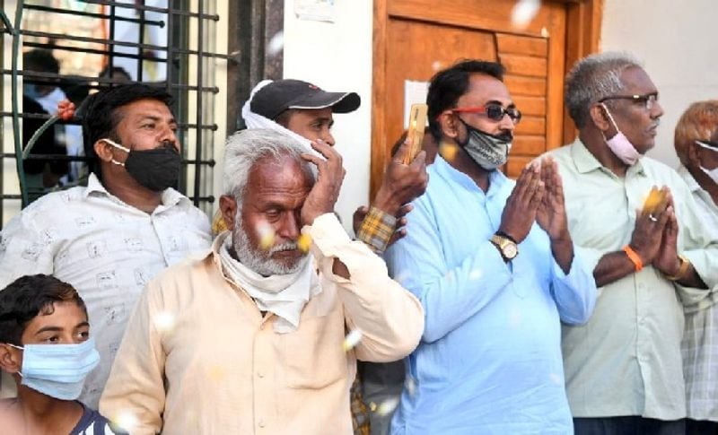 जैसे ही लोगों को पता चला कि नंदू भैया का शव शाहपुर आ गया है तो उनके चाहने वाले रात को ही उनके अंतिम दर्शन करने के लिए चल दिए थे। वहीं सुबह भाजपा कार्यकर्ता और उनके हाजारों समर्थक जुटे हर किसी की आंखें अपने लाडले नेता के नहीं होने से नम थीं। सब यही बात कर रहे थे कि कैसे हमने उनके साथ काम किया और वह हमको छोड़कर चले गए।