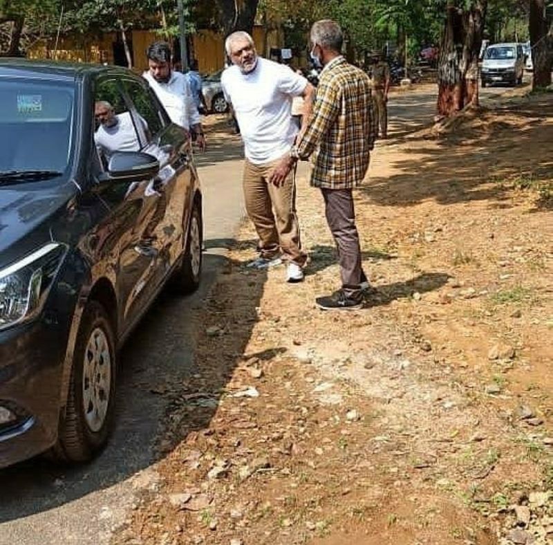 <p>ஷூட்டிங் இல்லாத நாட்களில், துப்பாக்கி சுடுதல் பயிற்சி எடுப்பதில் கவனம் செலுத்தி வந்த அவர், தேசிய மற்றும் மாநில அளவிலான துப்பாக்கி சுடுதல் போட்டிகளில் கலந்து கொண்டு கெத்து காட்டிவந்தார்.</p>
