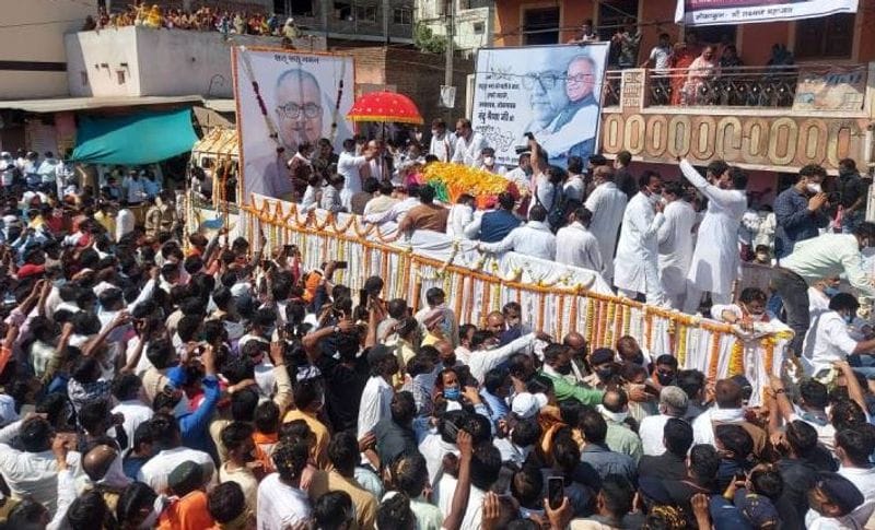 इस तस्वीर को देखकर समझ सकते हैं कि सांसद नंद कुमार चौहान कितने लाडले नेता थे। जिनकी एक झलक पाने के लिए दूर-दूर से उनके चाहने पहुंचे हुए थे। देखिए किस तरह से भीड़ उमड़ी है।