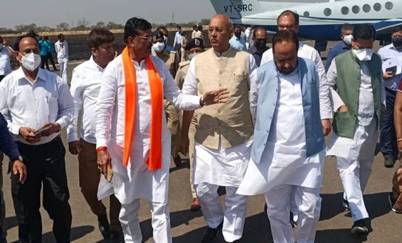 सांसद नंद कुमार चौहान के अंतिम संस्कार में बीजेपी के कई नेता विमान से शाहपुर पहुंचे हुए थे। तस्वीर में देखिए मंत्री कमल पटेल और मंत्री गोपाल भार्गव समेत कई नेता।
