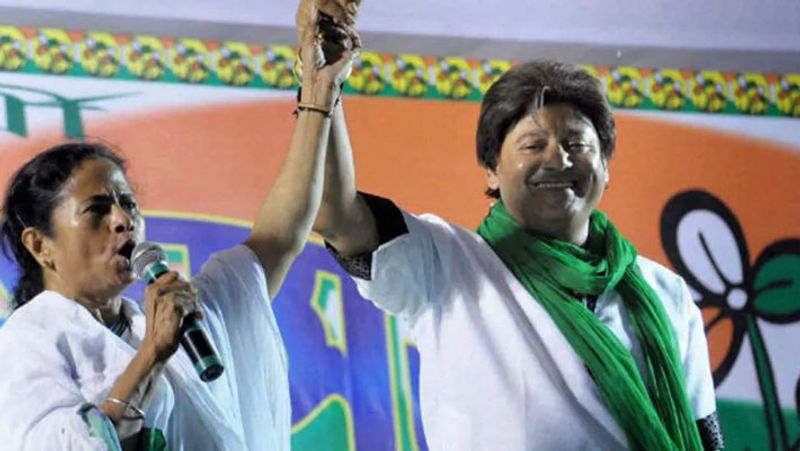 <p>इससे पहले जब ममता बनर्जी ने 1998 में कांग्रेस से अलग होकर तृणमूल कांग्रेस का गठन किया था, तो पार्टी को खड़ा करने सेलिब्रिटीज को अपने साथ जोड़ा था। 1980-90 दशक के प्रसिद्ध बंगाली अभिनेता <strong>तापस पॉल </strong>2001 में TMC से विधायक बने। उन्हें दो बार पार्टी से सांसद बनने का मौका भी मिला। पिछले साल उनका दिल का दौरा पड़ने से निधन हो गया था।<br />
</p>