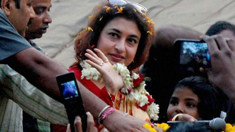 <p><strong>ये हैं टॉलीवुड से राजनीति में एंट्री मारने वाले कलाकार</strong><br />
2009 में टॉलीवुड <strong>एक्ट्रेस शताब्दी रॉय</strong> TMC के टिकट पर लड़ीं और जीतीं। इस समय से सांसद हैं। देबोश्री रॉय ने 2011 में TMC से चुनाव लड़ा था। इन्होंने CPM की कांती गांगुली को हराया था। 2014 के लोकसभा चुनाव में अभिनेता दीपक अधिकारी TMC के टिकट पर लड़े और जीते। 2019 में भी उनकी जीत हुई। 2014 में मुनमुन सेन TMC के टिकट पर लड़कर जीतीं। लेकिन 2019 में भाजपा के बाबुल सुप्रियो से हार गईं। सोहम चक्रवर्ती के अलावा 2019 में नुसरत जहां और मिमी चक्रवर्ती TMC जुड़ीं और दोनों जीतीं।</p>