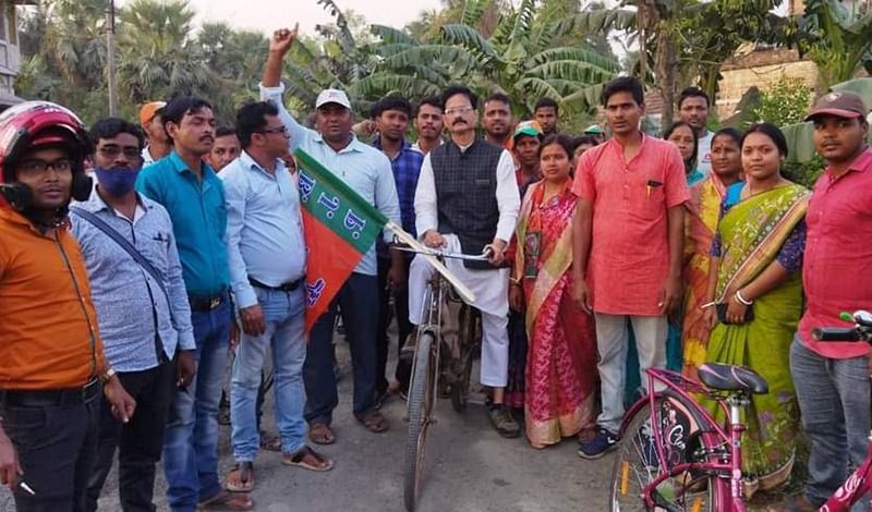 <p>নন্দীগ্রাম এক নম্বর পূর্ব মণ্ডলের যুব মোর্চার উদ্যোগে সাইকেল যাত্রায় অংশ নিয়েছিলেন বর্তমানে বিজেপি নেতা কণিষ্ক পান্ডা। ভেকুটিয়া মাঠ থেকে কাণ্ডপরসা পুল পর্যন্ত শোভাযাত্রা হয়। কণিষ্ক পান্ডা ছাড়াও উপস্থিত ছিলেন স্থানীয় বিজেপি নেতা কর্মীরা। <br />
</p>