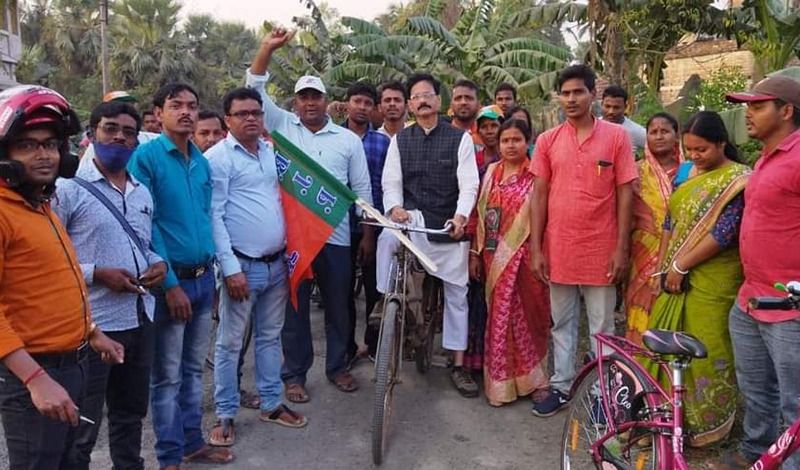 <p>কণিষ্ক পান্ডা প্রথম থেকেই শুভেন্দু অধিকারির ডানহাত হিসেবে পরিচিত। শুভেন্দ তৃণমূল কংগ্রেস ছাড়ার পরপরই তিনিও দল ছেড়ে নাম লেখান পদ্মশিবিরে। এলাকার দাপুটে নেতা হিসেবেই তাঁর পরিচিত ছিল। </p>