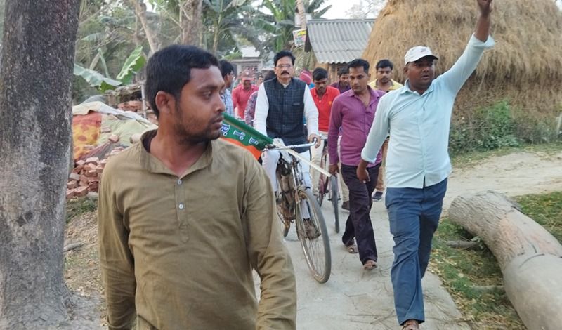 <p>তৃণমূল কংগ্রেসের থাকার সময় তিনি ছিলেন জেলা সম্পাদক। যদিও দল ছাড়ার আগে একাধিকবার দলবিরোধী মন্তব্য ও কার্যকলাপের অভিযোগ তুলে তৃণমূল তাঁকে সাসপেন্ড করে। <br />
</p>