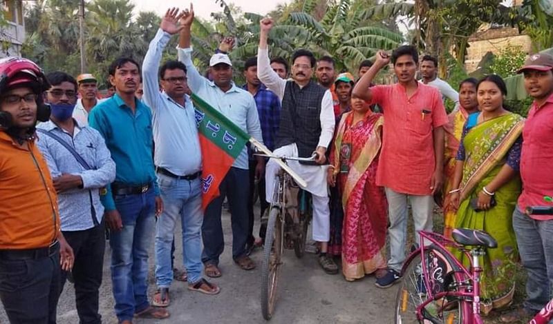 <p>তৃণমূল কংগ্রেস সাসপেন্ড করার পরই তিনি সকলের জন্য মিষ্টিমুখের ব্যবস্থা করেছিলেন। তবে সাসপেন্ড নিয়ে সেভাবে কোনও মন্তব্যই করেননি তিনি। রাজনৈতিক পর্যবেক্ষকরা মনে করেছিলেন কণিষ্ক পণ্ডা চালিয়েছিলেন তাঁকে দল সাসপেন্ড করুক। <br />
</p>