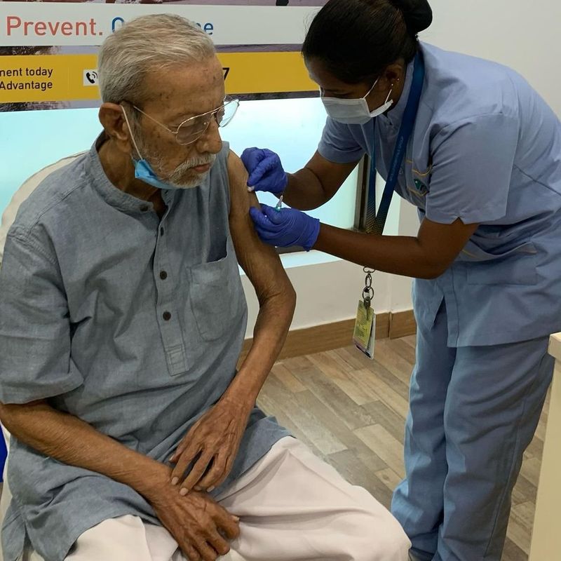 <p>கமல்ஹாசனின் சகோதரரும், நடிகருமான சாருஹாசன் கொரோனா தடுப்பூசி போட்டுக்கொண்டார்.</p>