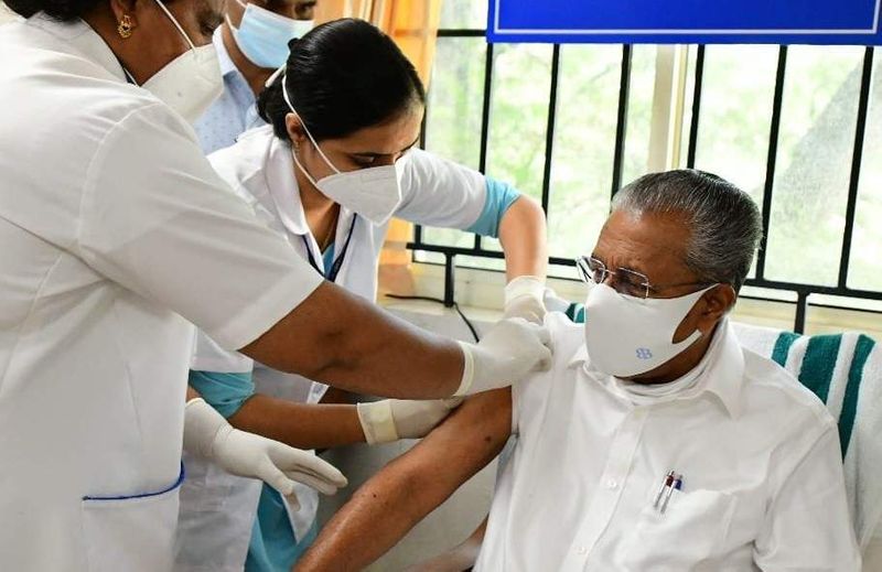 <p>கேரள முதலமைச்சர் பினராயி விஜயன் இன்று கொரோனா தடுப்பூசின் முதல் டோஸை எடுத்துக் கொண்டார். </p>
