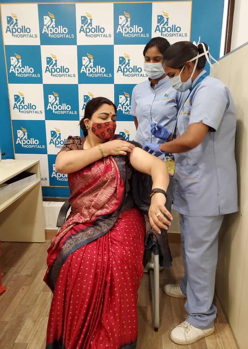 <p>பாஜக நிர்வாகியும், பிரபல நடிகையுமான குஷ்பு சென்னையில் உள்ள அப்பல்லோ மருத்துவமனையில் கொரோனா தடுப்பூசியின் முதல் டோஸை செலுத்திக்கொண்டார். என் குடும்பத்தினர், தினமும் சந்திக்கும் ஆயிரக்கணக்கள் மீது உள்ள அக்கறையால் தடுப்பூசி செலுத்திக் கொண்டதாக ட்விட்டரில் பதிவிட்டுள்ளார். </p>