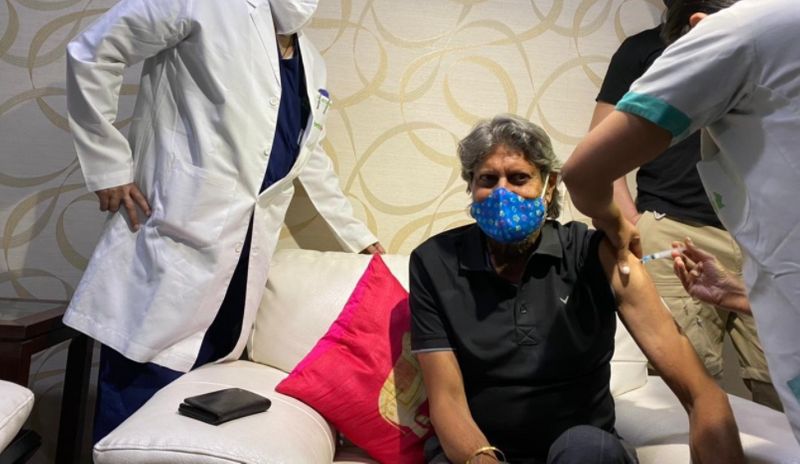 <p>இந்திய அணியின் முன்னாள் கேப்டன் கபில் தேவ் டெல்லியின் ஓக்லா பகுதியில் உள்ள ஃபோர்டிஸ் எஸ்கார்ட்ஸில் உள்ள மருத்துவமனையில் முதல் டோஸ் கொரோனா தடுப்பூசி செலுத்திக் கொண்டார்.</p>