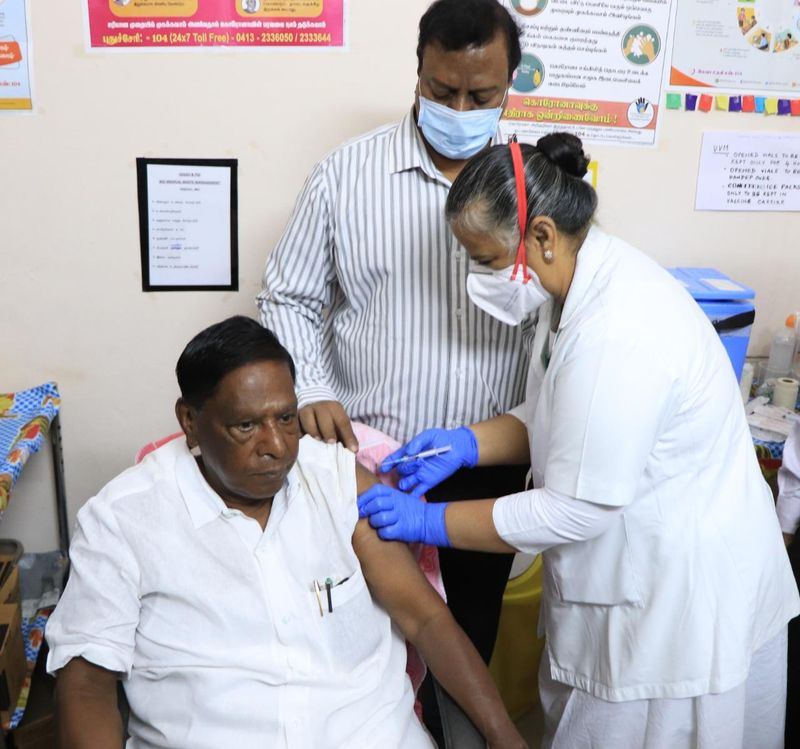 <p>புதுச்சேரி சட்டப்பேரவைக்கு அருகில் உள்ள இந்திரா காந்தி அரசு பொது மருத்துவமனையில் முன்னாள் முதலமைச்சர் நாராயணசாமியும், எம்.பி.வைத்தியலிங்கமும் தடுப்பூசி செலுத்திக் கொண்டனர். </p>