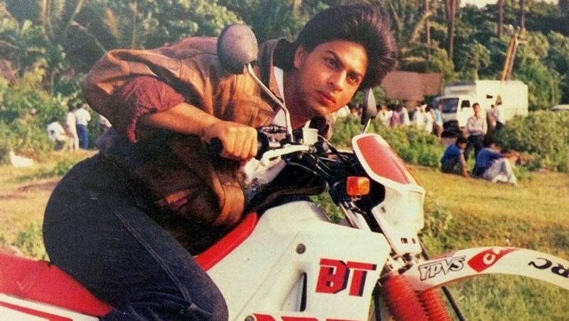 बता दें कि शाहरुख खान ने 1992 में आई फिल्म दीवाना से इंडस्ट्री में कदम रखा था। इस फिल्म की रिलीज के साथ शाहरुख रातोंरात बॉलीवुड पर छा गए थे। ये बात और है कि उन्होंने अभी तक अपनी डेब्यू फिल्म नहीं देखी है। 