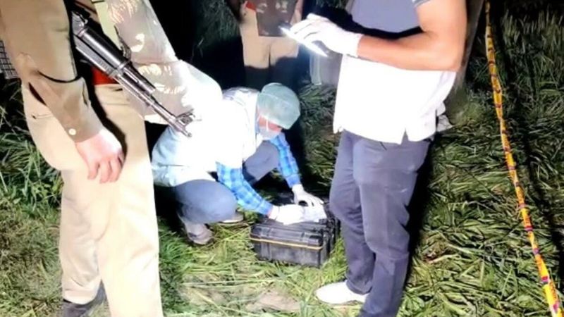 ಆಲೀಘಡ ಎಸ್ಎಸ್ಪಿ ಮುನಿರಾಜು ಗೋಬೂ ಈ ಪ್ರಕರಣದ ಮಾಹಿತಿ ನೀಡುತ್ತಾ ಅಕ್ರಾಬಾದ್ ಠಾಣಾ ವ್ಯಾಪ್ತಿಯ ಕಿವ್ಲಾಸ್ ಹಳ್ಳಿಯಲ್ಲಿ ಭಾನುವಾರ ಓರ್ವ ಅಪ್ರಾಪ್ತ ಬಾಲಕಿಯ ಶವ ಹೊಲದಲ್ಲಿ ಪತ್ತೆಯಾಗಿತ್ತು. ತನಿಖೆಯಲ್ಲಿ ಪಕ್ಕದ ಹೊಲದ 17 ವರ್ಷದ ಬಾಲಕ ಕೊಲೆಗಾರ ಎಂಬುವುದು ತಿಳಿದು ಬಂದಿದೆ.