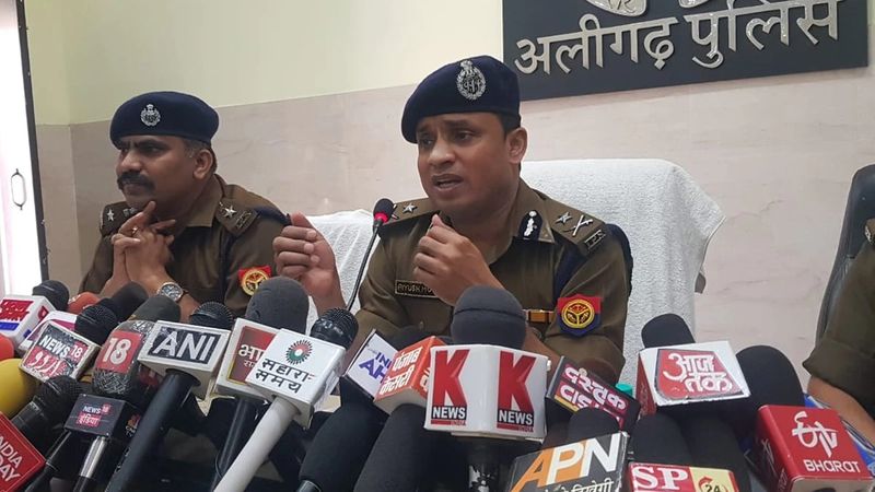 ಈ ಆರೋಪಿ ತನ್ನ ಹೊಲದಲ್ಲಿ ಕುಳಿತು ಮೊಬೈಲ್ನಲ್ಲಿ ಪೋರ್ನ್ ಸಿನಿಮಾ ನೋಡುತ್ತಿದ್ದ. ಹೀಗಿರುವಾಗ ಅಲ್ಲಿದ್ದ ಬಾಲಕಿಯನ್ನು ಕಂಡು ಆತನ ಮನಸ್ಸು ಬದಲಾಗಿದೆ.
