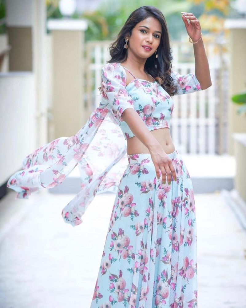 బిగ్బాస్ ఫేమ్ అరియానా గ్లోరీ ఇప్పుడు హాట్ ఫోటోలను పంచుకుంటూ నానా రచ్చ చేస్తుంది. కుర్రాళ్లకి మతిపోయేలా చేస్తుంది.