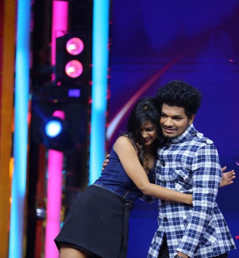 మరోవైపు టీవీ షోస్లో ముక్కు అవినాష్తో కలిసి హంగామా చేస్తుంది అరియానా. బిగ్బాస్ హౌజ్లో మోనాల్, అఖిల్ల కంటే, బయట అరియానా, అవినాష్ల జోడికే భారీ క్రేజ్ ఉంది. ఎక్కడ చూసినా వీరిద్దరు కలిసి ఎంటర్టైన్మెంట్ షోస్లో పాల్గొంటూ సందడి చేస్తుంది.