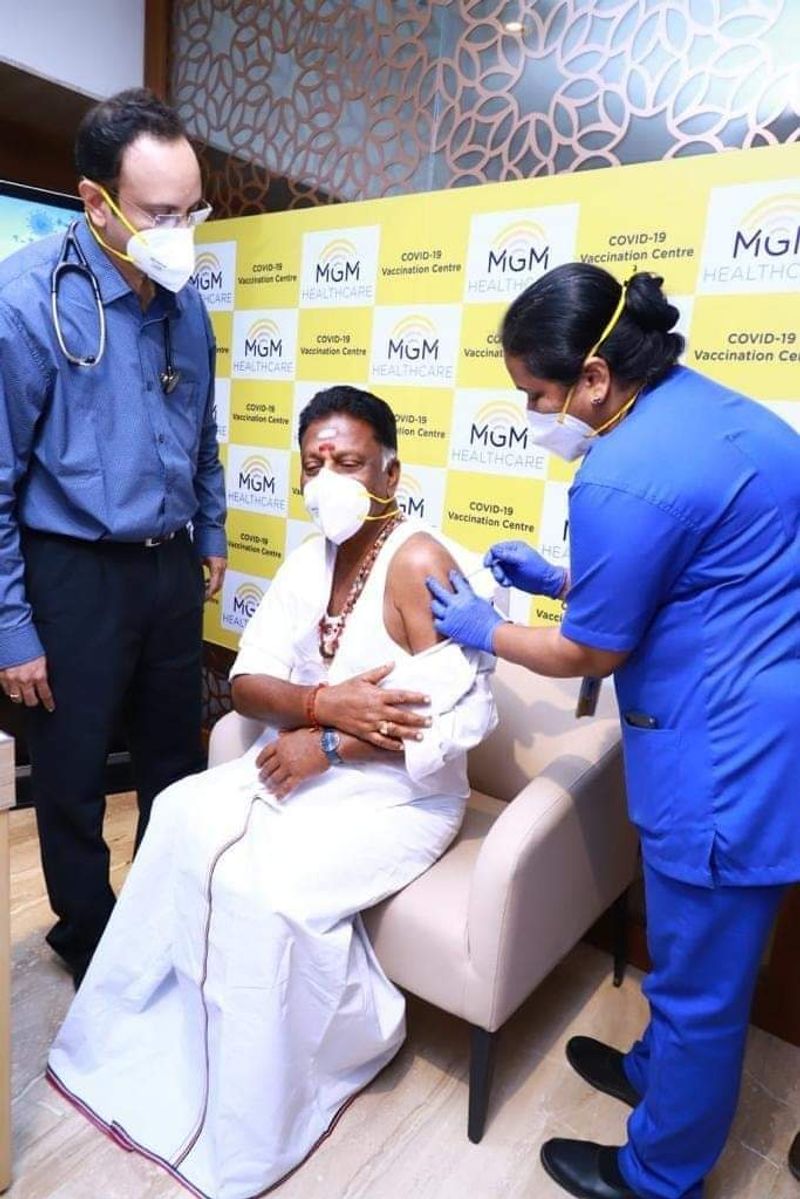<p>துணை முதலமைச்சர் ஓ.பன்னீர்செல்வம் சென்னையில் உள்ள எம்.ஜி.எம். மருத்துவமனையில் கொரோனா தடுப்பூசியின் முதல் டோஸை எடுத்துக் கொண்டார். </p>