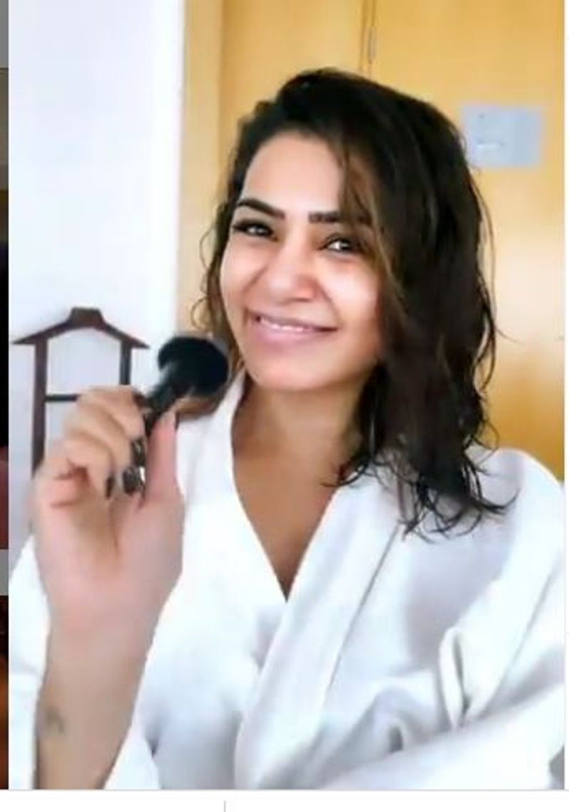 సమంత ఈజీగా డ్రెస్ మార్చుకోవడం చూపించింది. టిక్ టిక్ టిక్ అంటూ కొట్టి క్షణాల్లో డ్రెస్ వేసుకుని సోఫాలో కూర్చొని పరువాలు పోయింది.