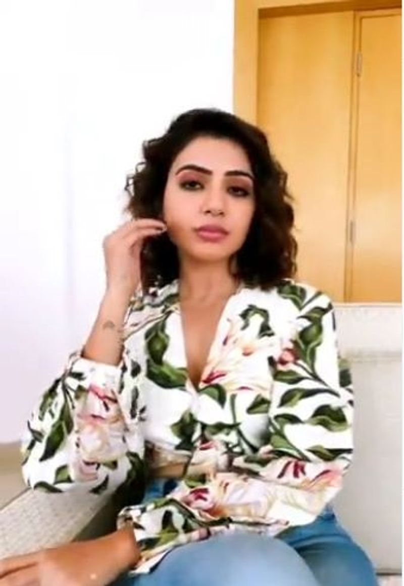 జీన్స్ పాంట్, పూల బ్లౌజ్ వేసుకుని నేను చాలా హాట్ గురూ అనేలా ఎక్స్ ప్రెషన్స్ ఇచ్చింది. `ఐ యామ్ సో ప్రెట్టి ఛాలెంజ్` అంటూ పేర్కొంది.