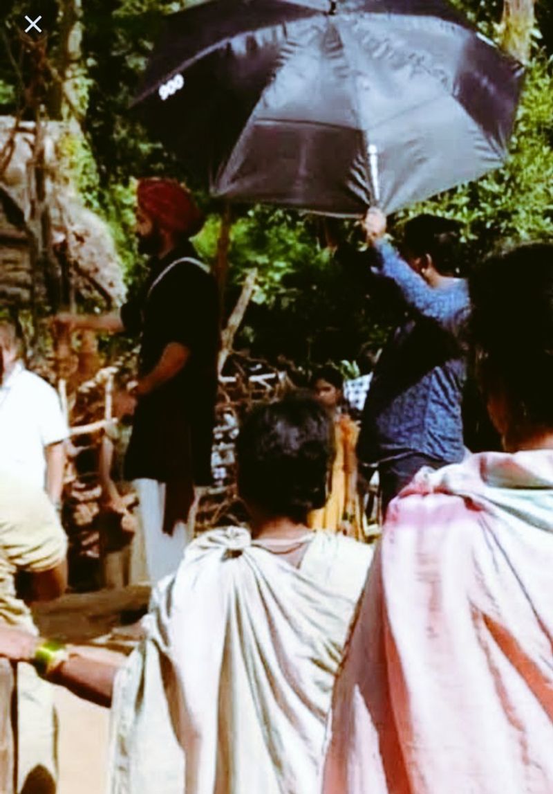 తాజాగా ఎన్టీఆర్ పులితో పోరాడుతున్న ఫోటో లీక్ అయ్యి సంచలనం సృష్టిస్తుంది. అద్యంత భీకరమైన పోరాట ఘట్టమిది. ప్రస్తుతం సామాజిక మాధ్యమాల్లో ట్రెండ్ అవుతుంది.