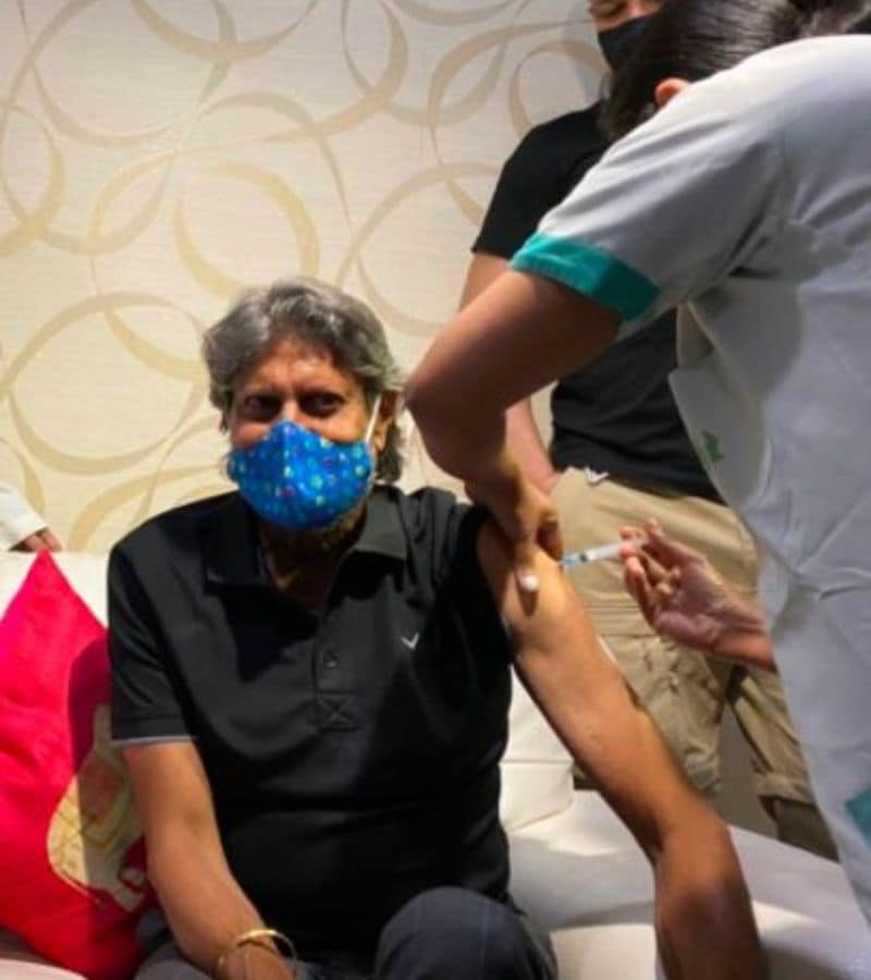 বুধবার দিল্লির বেসরকারি হাসপাতালে করোনার টিকা নিলেন ১৯৮৩ বিশ্বকাপ জয়ী ভারতের প্রাক্তন বিশ্বকাপজয়ী অধিনায়ক কপিল দেব। ৬২ বছর বয়সী এই কিংবদন্তি অলরাউন্ডার আপাতত কোভিডের প্রথম ডোজ নিলেন।
