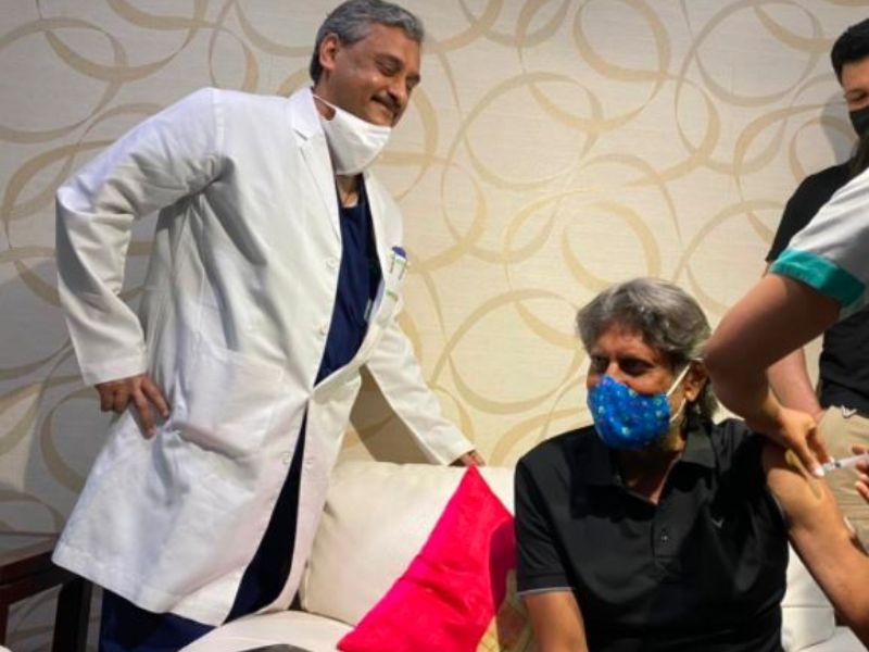 গতবছরের অক্টোবরে বুকে ব্যাথা নিয়ে হাসপাতালে ভর্তি হয়েছিলেন কপিল দেব। তাকে বেশ কিছুদিন ভর্তি থাকতে হয় হাসপাতালে। তাঁর বুকে অ্যাঞ্জিওপ্লাস্টি হয়। দেশের হয়ে ১৩১টি টেস্ট ও ২২৫টি একদিনের ম্যাচ খেলেন তিনি। সংবাদসংস্থা এএনআই টুইট করে কপিলের টিকাকরণের ছবি শেয়ার করে।