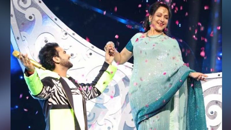 आपको बता दें कि धर्मेंद्र ने 2 शादियां की और वो पिछले कई सालों से दोनों पत्नियों के साथ बैलेंस बनाकर चल रहे हैं। धर्मेंद्र की पहली शादी 19 साल की उम्र में हुई थी। 1954 में उन्होंने प्रकाश कौर से शादी की थी। इस शादी से उन्हें 4 बच्चे अजय सिंह यानी की सनी देओल, विजय सिंह यानी बॉबी देओल और दो बेटियां विजेता, अजेता हैं।