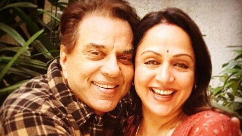 धर्मेंद्र ने दूसरी शादी हेमा मालिनी से 2 मई, 1980 को की थी। इस शादी से उन्हें दो बेटियां हैं। ईशा और आहना। ईशा फिल्मों में काम कर चुकी हैं और फिलहाल अपनी फैमिली के साथ वक्त बीता रही हैं और फिल्मों से दूर हैं। वहीं, आहना ने कभी भी फिल्मों में काम करने की नहीं सोची। वे एक बेहतरीन क्लासिकल डांसर है।