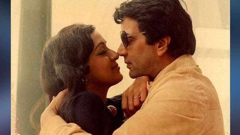 कुछ महीने पहले हेमा मालिनी ने एक इंटरव्यू में बताया था- शादी के बाद उन्हें और धर्मेंद्र को एक साथ रहने का बहुत कम समय मिला। हेमा से जब पूछा गया कि उनकी जिंदगी में कुछ ऐसा है जो वो बदलना चाहती हैं? इस पर उन्होंने कहा- मुझे नहीं लगता मुझे कुछ भी बदलना है, मुझे शादी के बाद धरम जी के साथ ज्यादा वक्त बिताने का मौका नहीं मिला, लेकिन ठीक है।