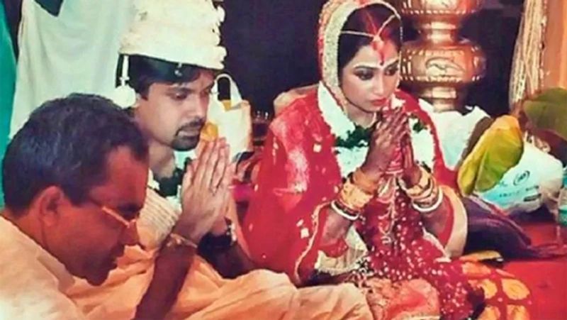 <p>இந்நிலையில் இவருக்கு திருமணமாகி ஆறு வருடங்கள் ஆகும் நிலையில், தற்போது முதல் முறையாக கர்ப்பமாக இருக்கும் தகவலை வெளியிட்டு, கர்ப்பமாக இருக்கும் புகைப்படத்தையும் ஷேர் செய்துள்ளார். <br />
</p>