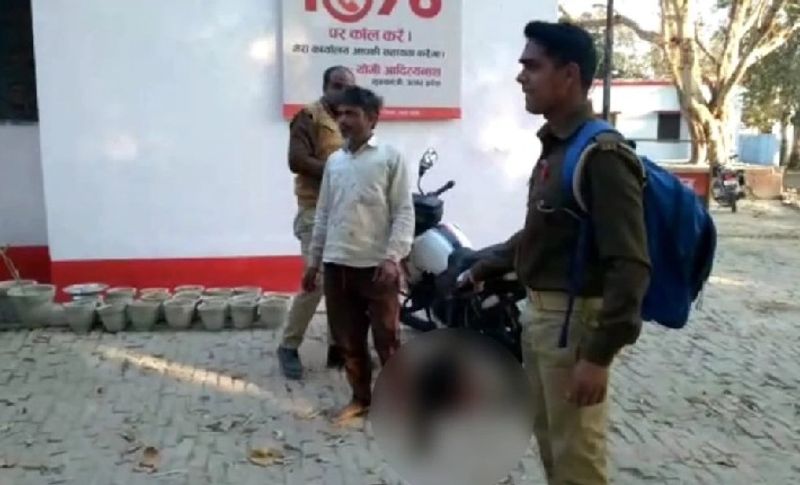 बताया जाता है कि जिस दौरान उसने इस घटना को अंजाम दिया है उस वक्त उसकी पत्नी गांव में किसी के घर गई हुई थी। जबकि उसकी छोटी बेटी अपने भाई के साथ खेत पर थी। इसी बात का फायदा उठाकर उसने बेटी की इतनी बेरहमी से हत्या कर दी।
