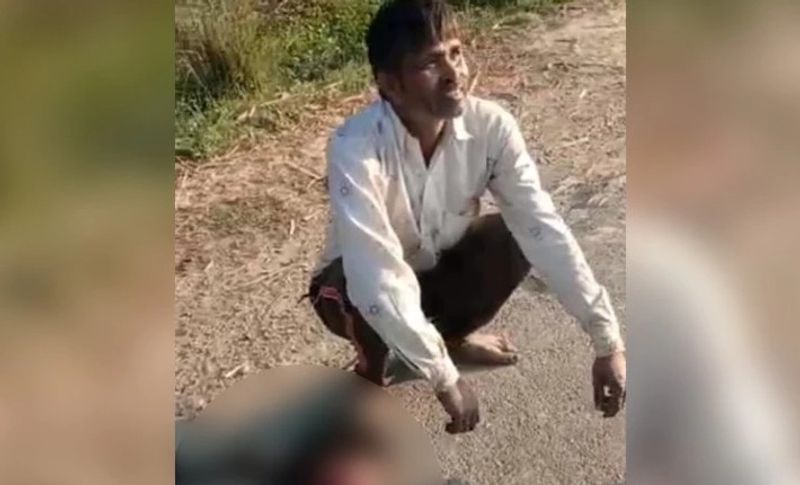 युवक खून से लथपथ सिर लेकर जब गांव में से निकला तो लोग दहशत में आ गए। सभी घर के अंदर घुस गए, किसी की उसके पास जाने की हिम्मत नहीं हुई उसके पास जाने की। हालांकि मामले की बाद में पुलिस को पुलिस को जानकारी दी। युवक ने बताया कि दो दिन पहले उसने अपनी बेटी को प्रेमी के साथ आपत्तिजनक हालत में देख लिया था। उस दौरान तो बेटी डर के चलते घर से भाग गई थी। लेकिन दूसरे दिन बुधवार शाम पिता ने बेटी पर गड़ासे से कई वार किए और उसका सिर धड़ से अलग कर दिया।